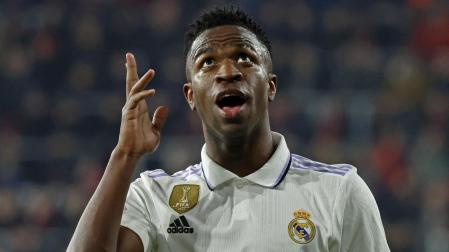 Vinicius se dirige a la grada de El Sadar en el partido Osasuna-Real Madrid