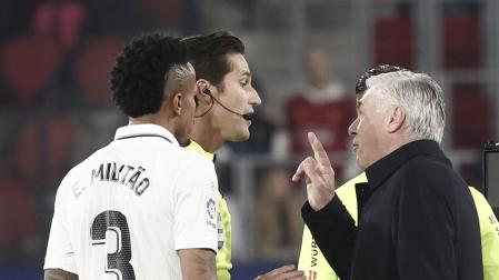 Ancelotti protesta al árbitro Munuera Montero al descanso