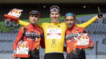 Los ciclistas Tadej Pogacar (c), Mikel Landa (i) y Santiago Buitrago (d), posan como vencedor, segundo y tercer clasificado respectivamente de la 69 de la Vuelta a Andalucía Ruta Ciclista del Sol