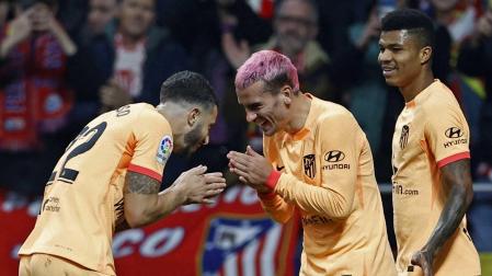 Griezmann celebrando su gol con Mario Hermoso
