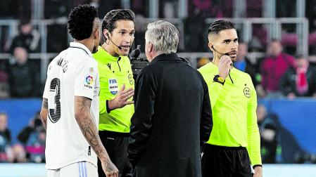 Carlo Ancelotti protagonizó una desagradable escena al salir al centro del campo a pedir explicaciones al colegiado.