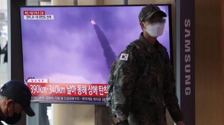 Un soldado surcoreano pasa frente a un televisor que muestra las últimas noticias sobre en la estación de Seúl