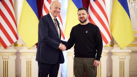 El presidente Ucraniano Volodymyr Zelenskiy (dcha.) estrecha la mano de su homónimo norteamericano, Jose Biden, durante la visita sorpresa de este segundo