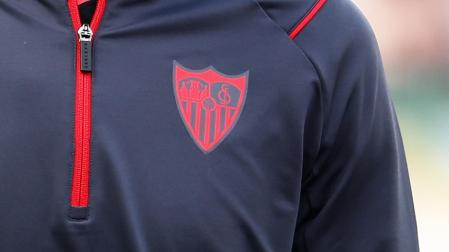 Escudo del Sevilla en la sudadera de un futbolista del primer equipo antes del encuentro contra el Rayo Vallecano en Vallecas.