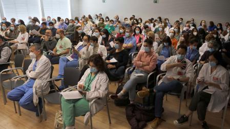 Un grupo de médicos durante la asamblea que se celebró ayer en el Hospital Universitario de Navarra para decidir sobre el acuerdo con Salud y el fin de huelga