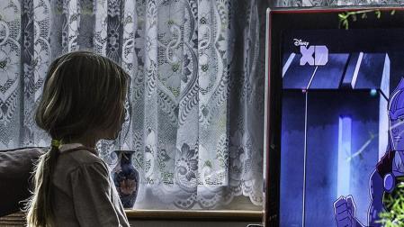 Una niña, viendo la televisión