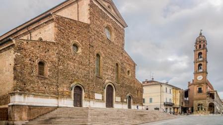 El santoral de este 21 de febrero recuerda a San Pedro Damián. En la imagen, la catedral de Faenza (Italia), donde reposan sus restos