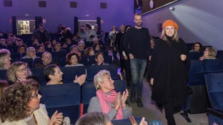La actriz Emma Suárez llega al Cine Moncayo de Tudela junto al director de ‘La consagración de la primavera’ Fernando Franco