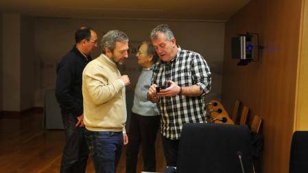 El alcalde de Tafalla, Jesús Arrizubieta, charla con el concejal Ignacio Moros, en primer término. Tras ellos, el interventor, Luis Ángel Autor, y la concejala Amaia Jaurrieta minutos antes de comenzar el pleno