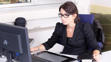 Una empleada trabajando en una oficina