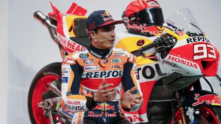 El piloto español Marc Márquez junto a su Honda durante la presentación oficial del equipo.
