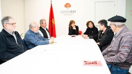 La candidata de Geroa Bai a la Presidencia del Gobierno de Navarra, Uxue Barkos, y la portavoz de Derechos Sociales, Isabel Aranburu, con la Plataforma Mayores Frente a la Crisis