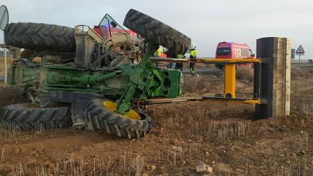 Un coche choca contra un tractor en Corella sin provocar daños personales