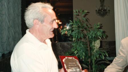 'Pololo' recibe el premio a los cincuenta años de trabajo en el Artajonés