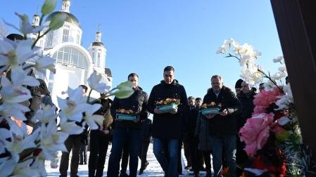 El presidente del Gobierno, Pedro Sánchez, realiza una ofrenda floral a los caídos en la guerra de Ucrania durante su visita el barrio de Irpin en Bucha, cerca de Kiev