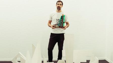 El pamplonés Alberto Odériz posa junto a su premio y su obra