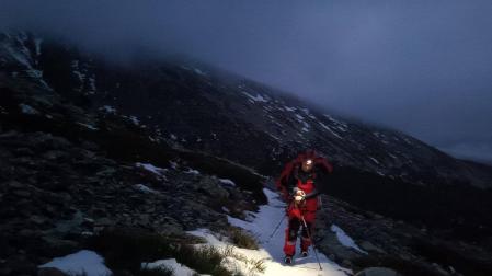 Uno de los bomberos que participó en la operación de rescate asciende al Moncayo bajo la niebla