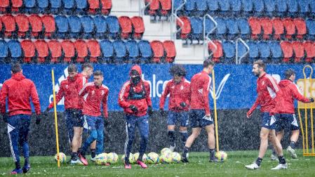 Ejercicios de calentamiento de los jugadores rojillos bajo la nieve