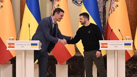 El presidente del Gobierno, Pedro Sánchez, saluda al presidente de Ucrania, Volodímir Zelenski en Kiev