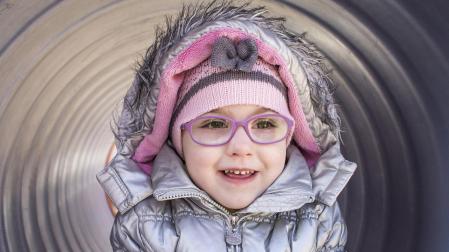 Niña con gafas