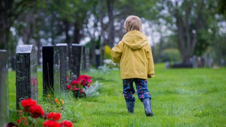 Hasta aproximadamente los 2 años, los niños no reconocen la muerte como parte de la vida y no entienden lo que significa morir