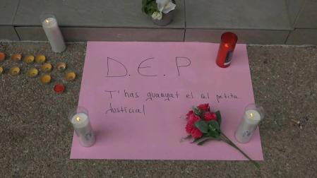 Un cartel y velas en recuerdo de la menor fallecida en Sallent (Barcelona)