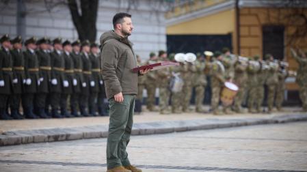 Zelenski rinde homenaje a los "héroes" de Ucrania con un simbólico acto en Kiev