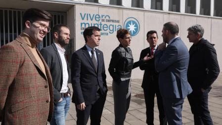 Pablo Ezkurra, concejal de desarrollo económico y empresarial del Ayuntamiento de Estella, el alcalde Mikel Leoz, el consejero Irujo, la presidenta Chivite, Rubén Folgado, Carlos Ros y Emilio López