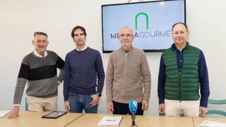 De izda. a dcha., Joaquín Aramendía, del patronato de la Fundación; Íñigo Clemos (empresa Enhol); Manuel Campillo (vicepresidente de la Fundación); y José Ángel Andrés (presidente Fundación Caja Navarra)