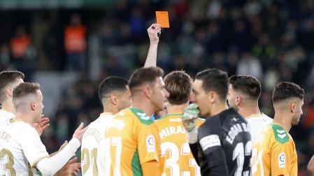 El colegiado Iglesias Villanueva expulsa a Lisandro Magallán, del Elche