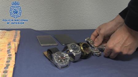 En los registros se han recuperado seis relojes de lujo, dinero en efectivo y material electrónico