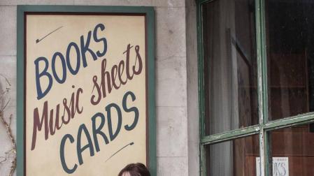 Florence Green (Emily Mortimer) protagoniza la película 'La librería' de Isabel Coixet, basada en la novela homónima de Penélope Fitzgerald.