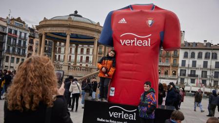 Camiseta gigante de Osasuna en la plaza del Castillo