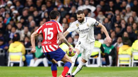 Karim Benzema y Savic, en un momento del partido disputado en el Bernabéu