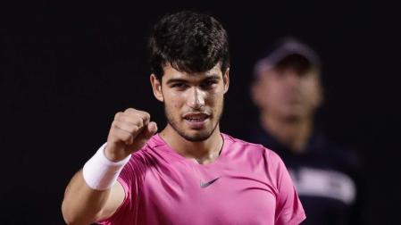 Alcaraz celebra el triunfo ante Jarry en las semifinales del Abierto de Río