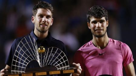 El tenista británico Cameron Norrie celebra con el trofeo del Abierto de tenis de Río junto a Carlos Alcaraz