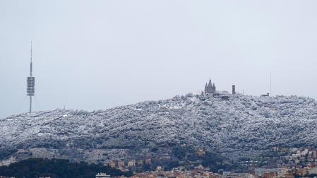 Aspecto de la montaña del Tibidabo de Barcelona tras la nevada caída la pasada madrugada