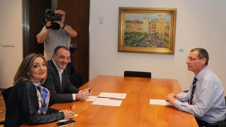 Reunión de Javier Esparza y Cristina Ibarrola con el secretario general del Sindicato Médico de Navarra, Alberto Pérez