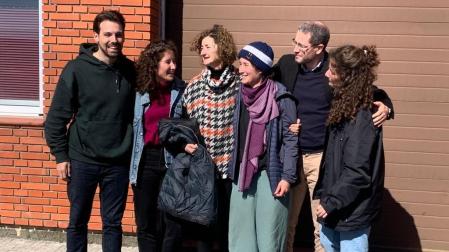 Ana Baneira (tercera por la izquierda), junto a sus familiares a su llegada a Galicia