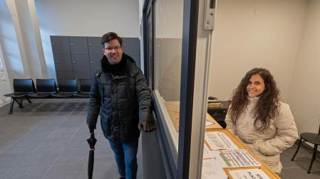 El concejal Pablo Ezkurra junto a la técnica Andrea Rodríguez en las nuevas taquillas, con la zona de consigna y espera que se ha habilitado detrás