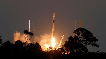 Lanzamiento del cohete Falcon 9 desde Cabo Cañaveral, en Florida, para llevar una nueva flota de satélites de comunicaciones Starlink