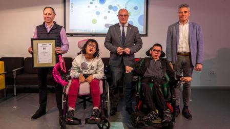 Desde la izda.: José Ángel Andrés (presidente de la Fundación Caja Navarra),Camila Campos (alumna de Isterria), Carlos Gimeno (consejero de Educación del Gobierno de Navarra), Xabier Andueza (alumno de Isterria) y José Andrés Burguete (director de Isterria