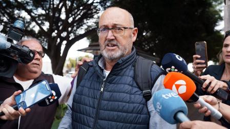 El exdiputado del PSOE Juan Bernardo Fuentes sale de la Audiencia Provincial de Santa Cruz de Tenerife tras declarar por el 'caso Mediador' el pasado 22 de febrero