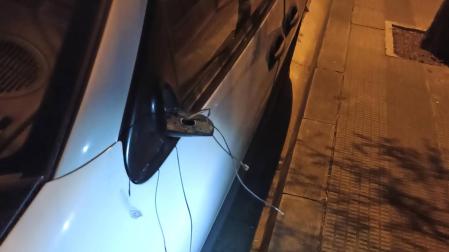 Daños en un retrovisor de un vehículo aparcado en Pamplona
