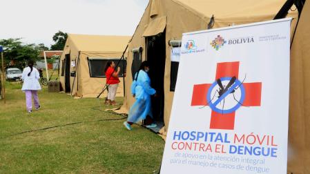 Grupos de personas buscan atención médica hoy, en un hospital móvil contra el dengue instalado en el barrio Plan 3.000 de Santa Cruz (Bolivia)