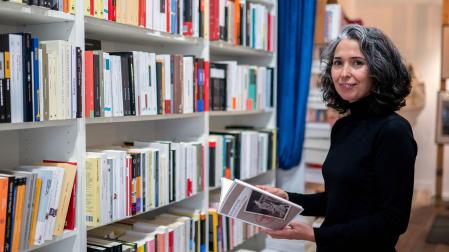 La escritora Edurne Portela, durante una entrevista por su nueva novela 'Maddi y las fronteras', en la Librería 'Amapolas en octubre' de Madrid