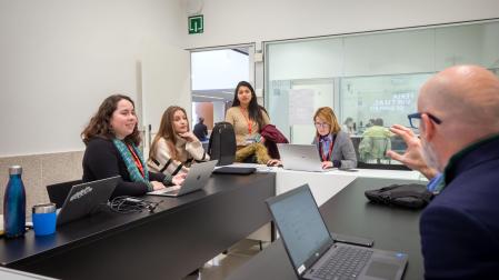 Alfonso Vericat, director de Career Services de la UN, coordina uno de los chats de la feria virtual de empleo junto a trabajadoras de su equipo