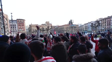 Aficiones del Athletic de Bilbao y Osasuna confraternizan en las calles de lo Viejo antes del partido.