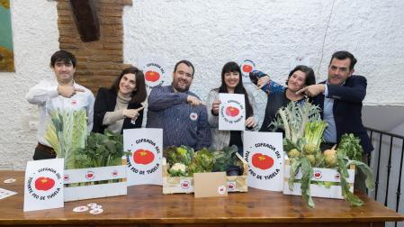 De izda. a dcha., los miembros de la Cofradía del Tomate Feo de Tudela Alfonso y Andrea Arregui Lavín, Luis Salcedo Irala, Cristina Bonil Valenzuela (autora del logo ganador), Andrea Barral Lucas y Moncho Díez Díez