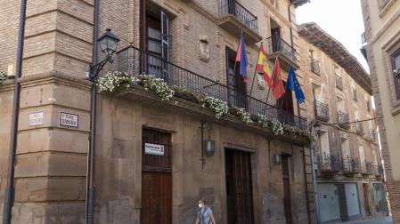 El Ayuntamiento, en primer término, con el palacio a su lado.